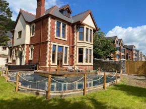 Coastal Escape: 4 bed mansion